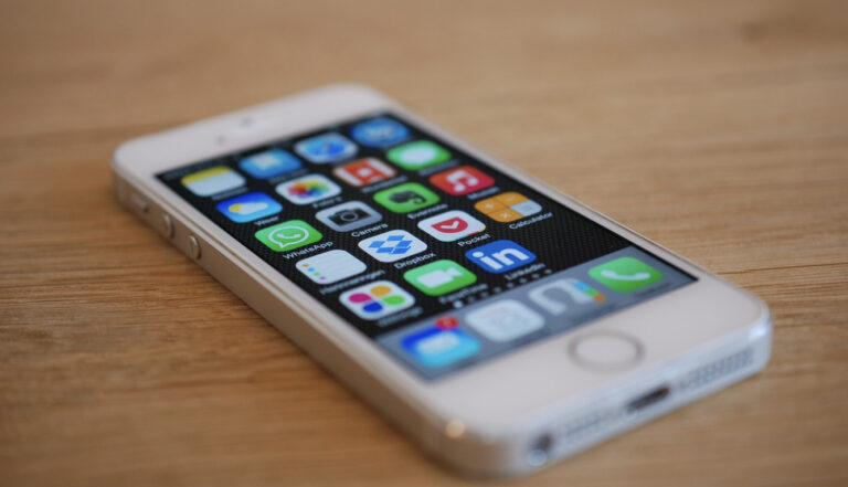 FBI Issues Stark Warning to Android and iPhone Users